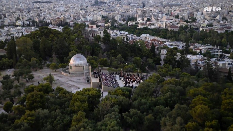 Τέσσερις μήνες προετοιμασίας για το Μέγαρο Μουσικής. Τέσσερις μέρες παραγωγής, δύο μέρες γυρισμάτων, 150 άτομα παραγωγή, 11 κάμερες