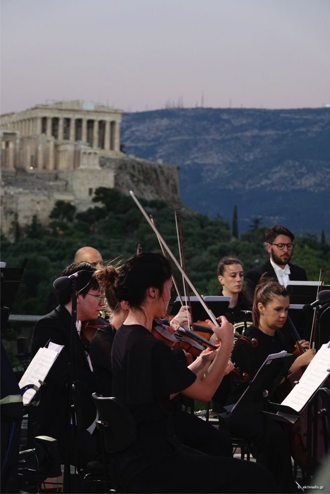 Η άψογη συνεργασία 150 ατόμων από το Μέγαρο Μουσικής, την Unitel blue και την ελληνική Viewmaster, έδωσε μια τηλεοπτική παραγωγή υψηλών προδιαγραφών στον αρχαιολογικό χώρο της Πνύκας