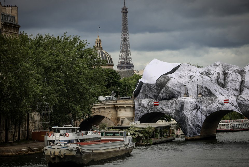 Η νότια πλευρά της εγκατάστασης «La caverne» στην Pont Neuf του Παρισιού, με φόντο τον Πύργο του Άιφελ / AP