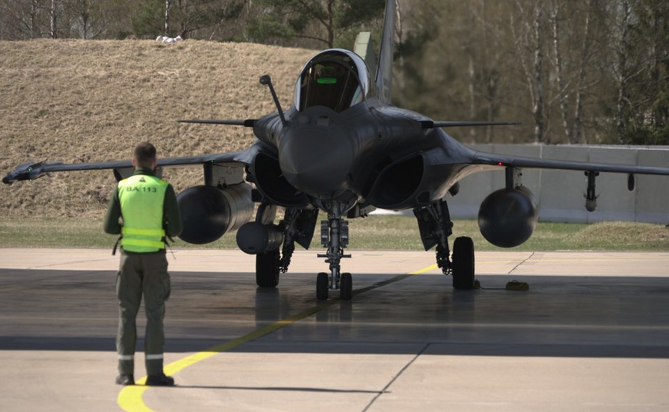 Γαλλικό Rafale σε αεροπορική βάση της Λιθουανίας / Φωτογραφία: ΑΡ 