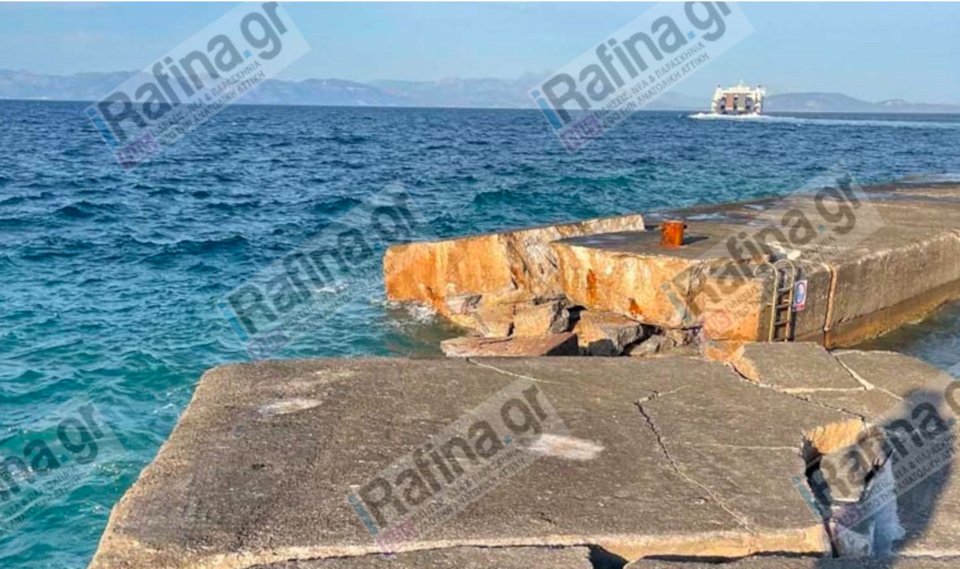 Ραφήνα: Το «Andros King» προσέκρουσε στον Βόρειο λιμενοβραχίονα - Τον έκοψε στα δύο