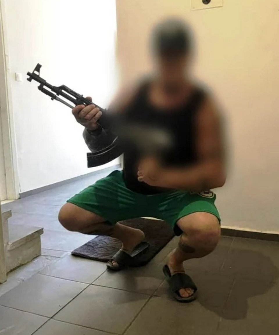 Ο 40χρονος συλληφθείς ποζάρει με όπλα / Φωτογραφία tempo24.gr