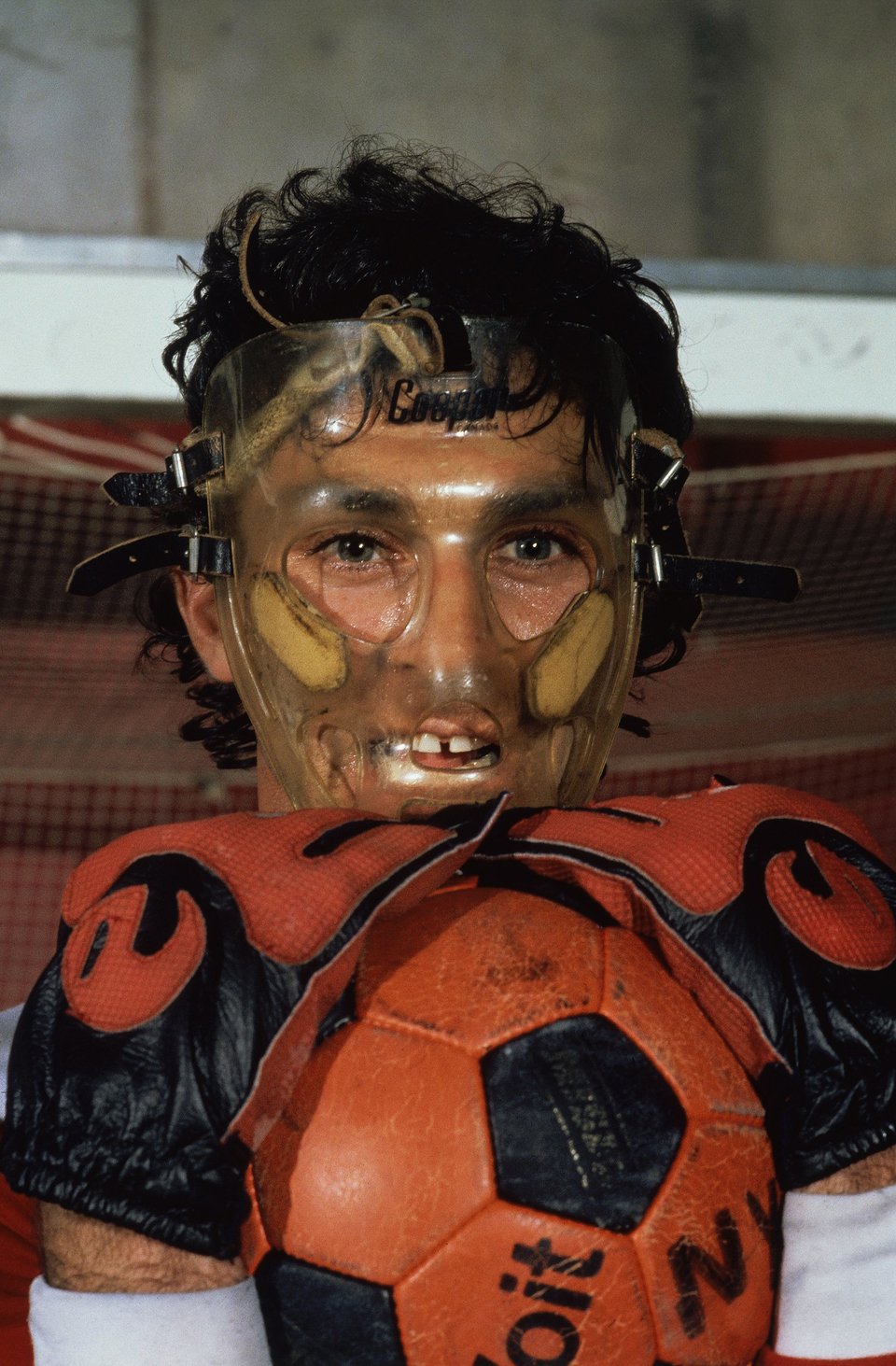 Ο Σεπ Μέσινγκ, τερματοφύλακας των New York Arrows της Major Indoor Soccer League το 1982, φορά τη νέα μάσκα που θα χρησιμοποιήσει στον εναρκτήριο αγώνα της ομάδας του για τη νέα σεζόν