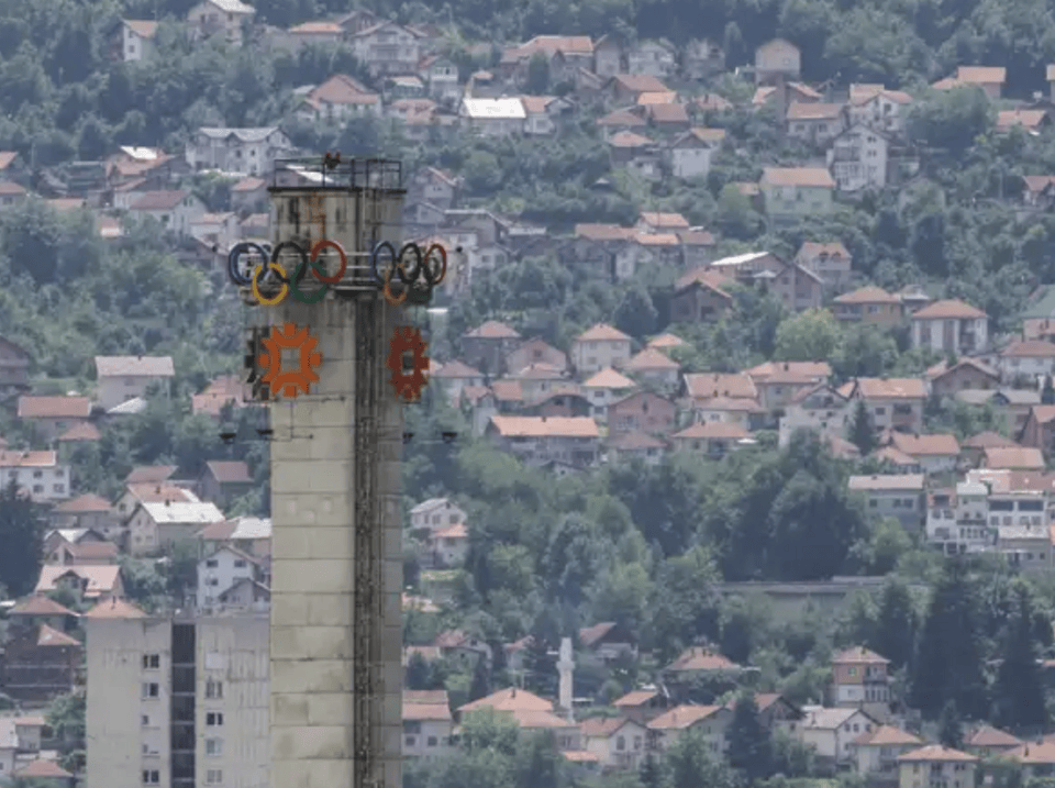 Στις πλαγιές των βουνών Γιάχορινα, Ίγκμαν και Τρέμπεβιτς υψώθηκαν σύγχρονες υποδομές που φιλοδοξούσαν να μετατρέψουν την περιοχή σε διεθνή χειμερινό προορισμό / ΑΡ