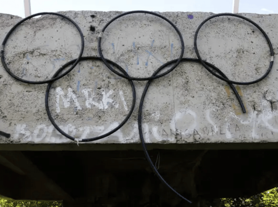 Τα ολυμπιακά δαχτυλίδια εξακολουθούν να διακρίνονται στις πλαγιές της Γιάχορινα, ενώ η μορφή του Βούτσκο εμφανίζεται ακόμη σε γκράφιτι και τοιχογραφίες στο κέντρο της πόλης / ΑΡ 