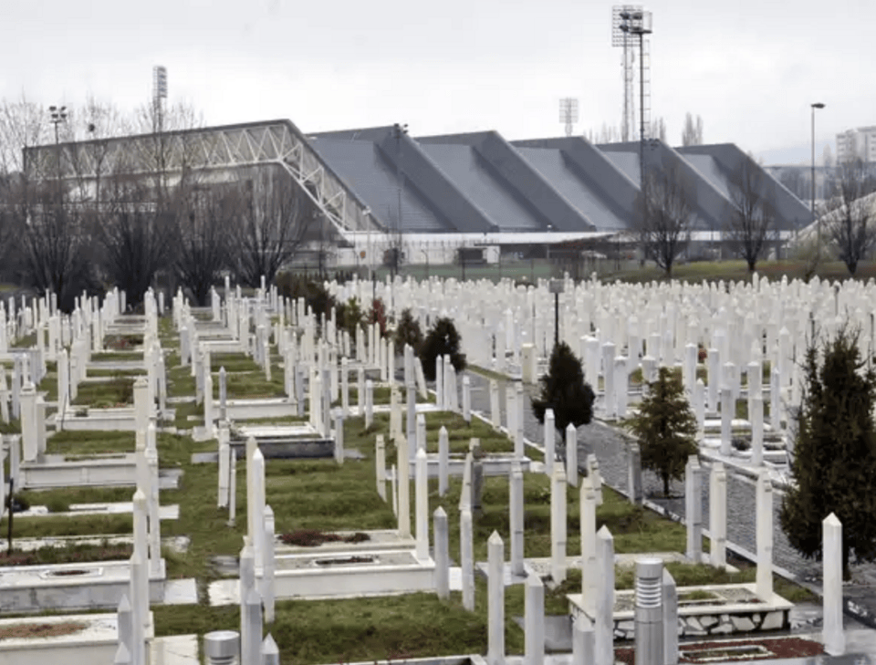 Οι νάρκες παρέμεναν διάσπαρτες στα βουνά, ενώ τα ερείπια των ξενοδοχείων και των αθλητικών κέντρων υπενθύμιζαν διαρκώς τις πληγές της σύγκρουσης / ΑΡ  