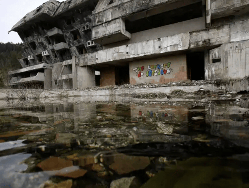 Κανείς τότε δεν μπορούσε να φανταστεί ότι λιγότερο από μία δεκαετία αργότερα οι ίδιες αυτές εγκαταστάσεις θα μετατρέπονταν σε πεδία μάχης / ΑΡ