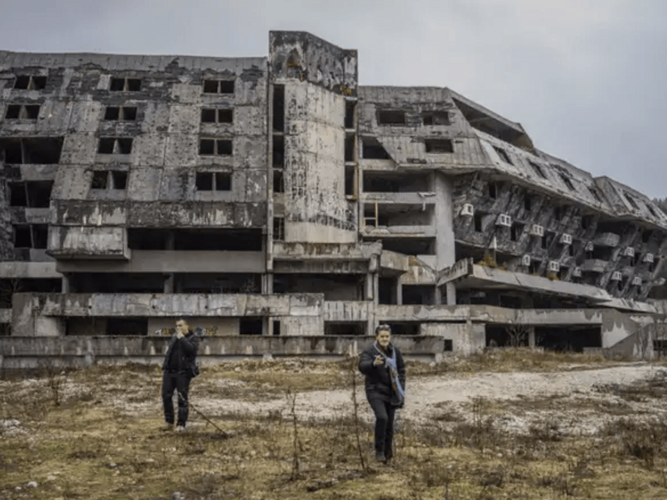 Η κατάρρευση της Γιουγκοσλαβίας στις αρχές της δεκαετίας του 1990 πυροδότησε μια σειρά αιματηρών συγκρούσεων που συγκλόνισαν την Ευρώπη / ΑΡ