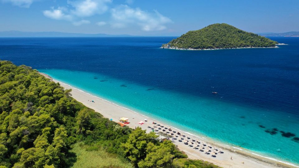 Η παραλία Μηλιά στην Σκοπελο