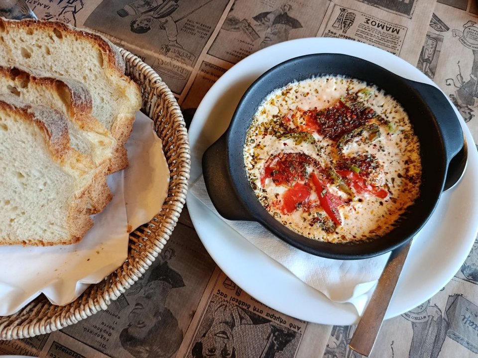 Για ορεκτικά ψβμί χωριάτικο με σαγανάκι/ Φωτογραφία: Χριστίνα Ζάχου για το iefimerida.gr 