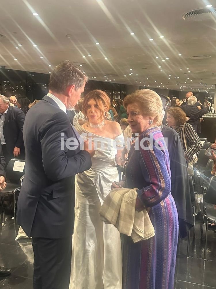 Η Μιμή Ντενίση με την Αννα Μαρία και τον γιο της Παύλο ντε Γκρες