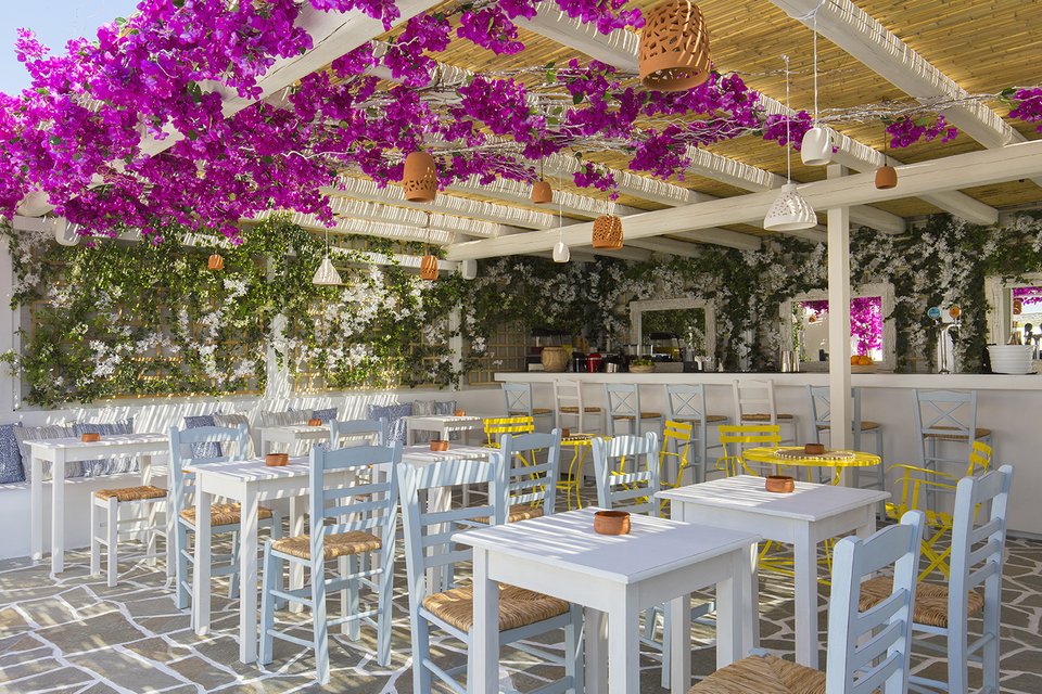 Η ταβέρνα στο Mavili beach / Φωτογραφία: Airotel