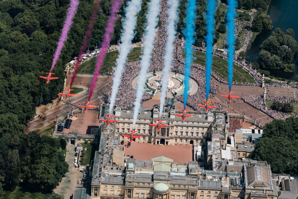 Τα αεροσκάφη των Red Arrows πραγματοποιούν επίδειξη πάνω από τα Ανάκτορα του Μπάκιγχαμ, υπό το βλέμμα μελών της βρετανικής βασιλικής οικογένειας