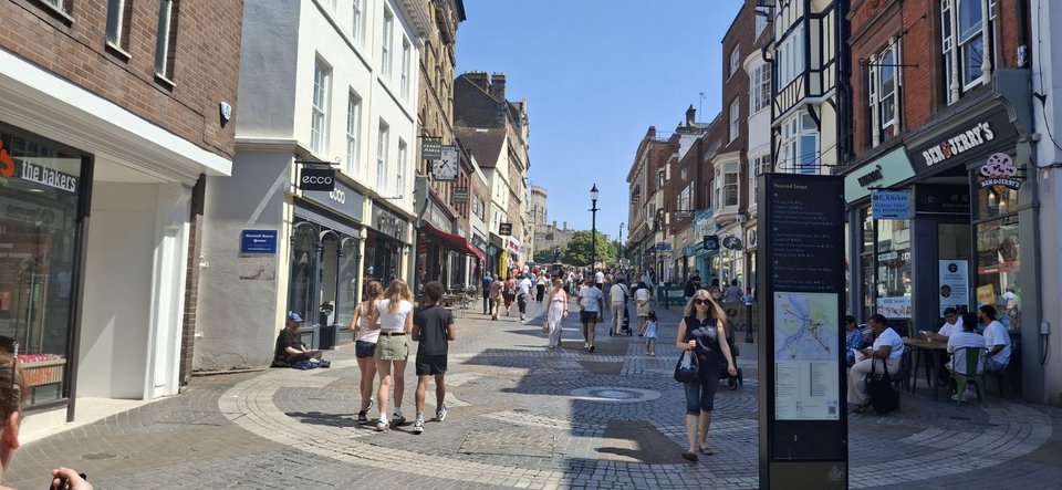 Βόλτα στον ιστορικό πεζόδρομο της Peascod Street 
