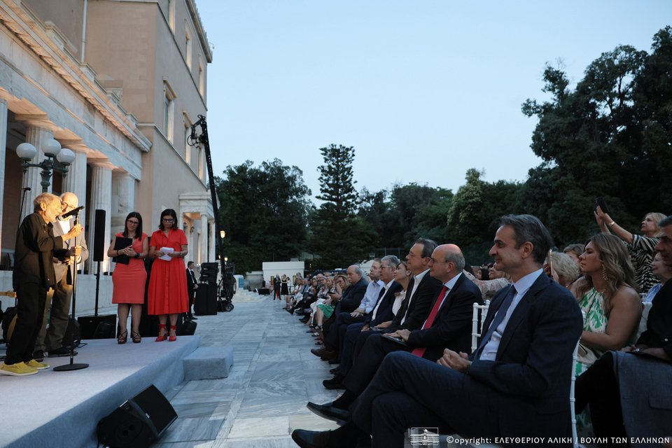 Τιμή στον Σταύρο Ξαρχάκο στη Βουλή, παρουσία του Κυριάκου Μητσοτάκη 
