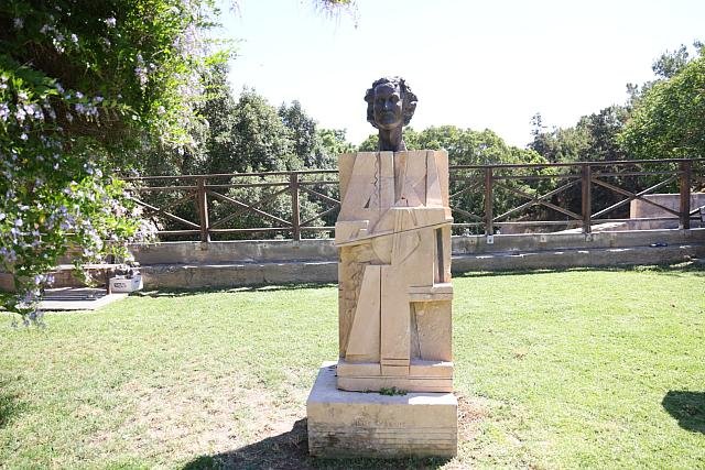 H αποκατεστημένη προτομή του Νίκου Ξυλούρη - @ekriti 