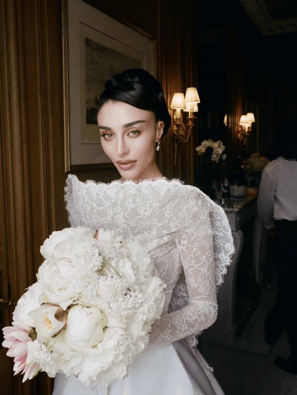 Η influencer Ελίζα Ζαρζούρ με νυφικό Christian Dior 
