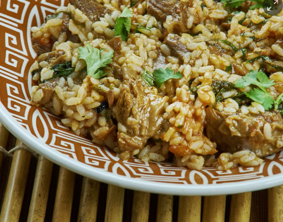 Το πιάτο που ξεχωρίζει είναι το λεγόμενο seasoned rice, μια συνταγή ρυζιού με θαλασσινά όπου το παστό χοιρινό είναι απαραίτητο συστατικό – χωρίς αυτό, εξηγεί, το πιάτο μετατρέπεται σε κάτι διαφορετικό, γνωστό ως cook-up rice / ALAMY