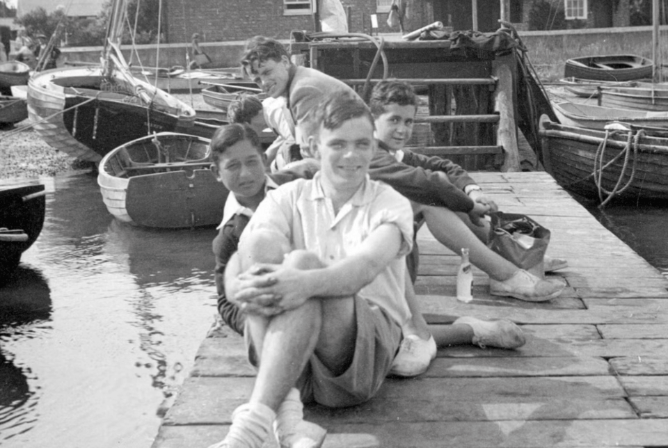 Το 1952 καταδικάστηκε από τις βρετανικές αρχές για «προσβολή της δημοσίας αιδούς», επειδή διατηρούσε ομοφυλοφιλική σχέση, αναγκάστηκε να υποβληθεί σε χημικό ευνουχισμό ως εναλλακτική της φυλάκισης και δύο χρόνια αργότερα πέθανε από δηλητηρίαση με κυάνιο, σε ηλικία μόλις 41 ετών / ΤURINGNET
