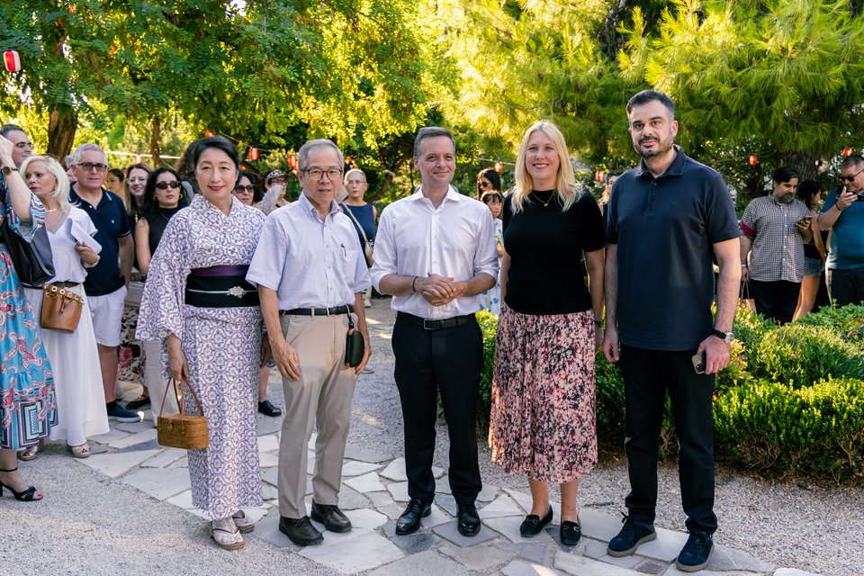 Από αριστερά προς δεξιά: ITO Misako, ITO Koichi, Πρέσβης της Ιαπωνίας στην Ελλάδα, Χάρης Δούκας, Δήμαρχος Αθηναίων, Janine Neuhaus, General Manager της JTI για Ελλάδα, Κύπρο, Μάλτα και Ισραήλ, Σίμος Σιδηρόπουλος, Corporate Affairs &amp; Communications Director της JTI Hellas. 
