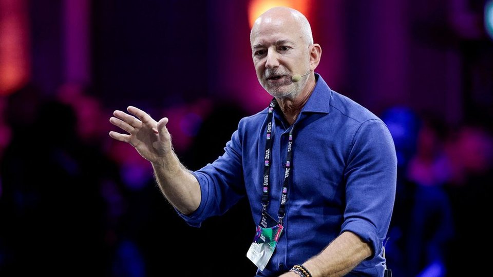 Η Amazon βρίσκεται πλέον στην κορυφή της παγκόσμιας επιχειρηματικής πυραμίδας, κατακτώντας για πρώτη φορά την πρώτη θέση στη λίστα Fortune Global 500 ως η εταιρεία με τα υψηλότερα έσοδα στον κόσμο. Για τον Τζεφ Μπέζος, ωστόσο, η εξέλιξη αυτή δεν αποτελεί ακριβώς έκπληξη / GETTY
