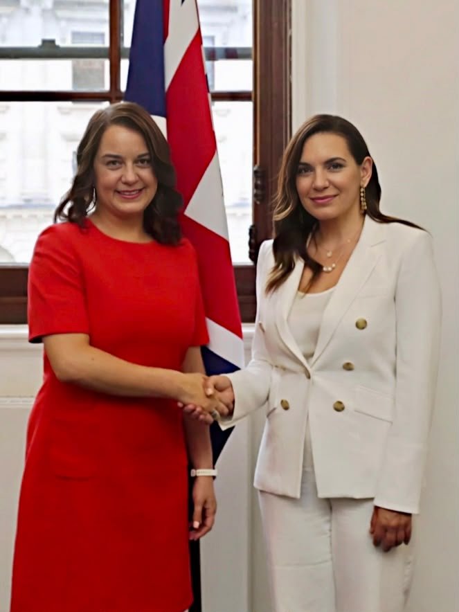 Η Βρετανή υπουργός Τουρισμού Stephanie Peacock με την υπουργό Τουρισμού της Ελλάδας Ολγα Κεφαλογιάννη / Φωτογραφία: υπουργείο Τουρισμού