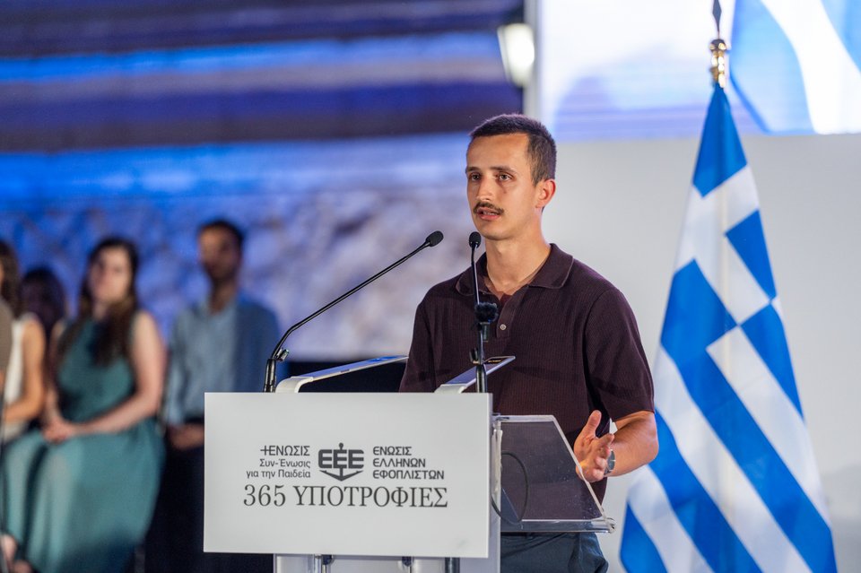 Ο Άριστος των Αρίστων υπότροφος της ΕΕΕ για το ακαδημαϊκό έτος 2026-2027 Κωνσταντίνος Καρακάρας, απόφοιτος του Τμήματος Φυσικής του Αριστοτελείου Πανεπιστημίου Θεσσαλονίκης. 