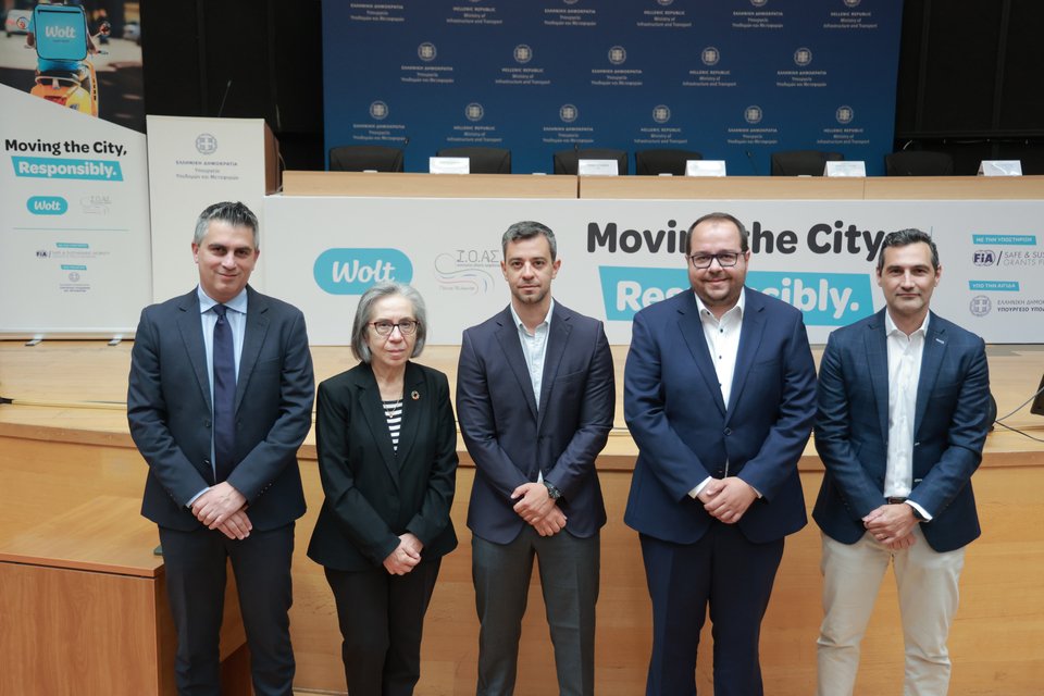 Χρίστος Δήμας, Υπουργός Υποδομών και Μεταφορών - Βασιλική Δανέλλη-Μυλωνά, Πρόεδρος του Ινστιτούτου Οδικής Ασφάλειας (Ι.Ο.ΑΣ.) «Πάνος Μυλωνάς» - Άκης Σταμούλης, Επικεφαλής Επικοινωνίας και Εταιρικών Υποθέσεων της Wolt για τη ΝΑ Ευρώπη και την Κεντρική Ασία - Στέλιος Σακαρέτσιος, Γενικός Γραμματέας Μεταφορών - Ηλίας Πίτσαβος, Country Manager&nbsp;της Wolt στην Ελλάδα 