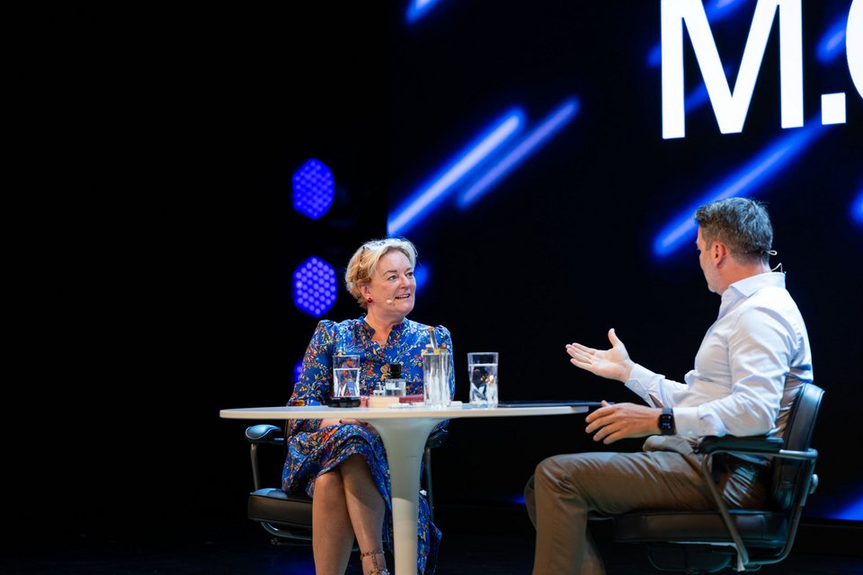 Η Jo Malone CBE σε συζήτηση με τον Πρόεδρο του ΣΕΛΠΕ, Κώστα Γεράρδο, στο M.O.RE. 2026 