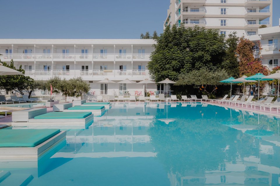Η πισίνα στο νέο beach resort στη Νέα Μάκρη με θαλασσινό νερό / Φωτογραφία: Brown Hotels