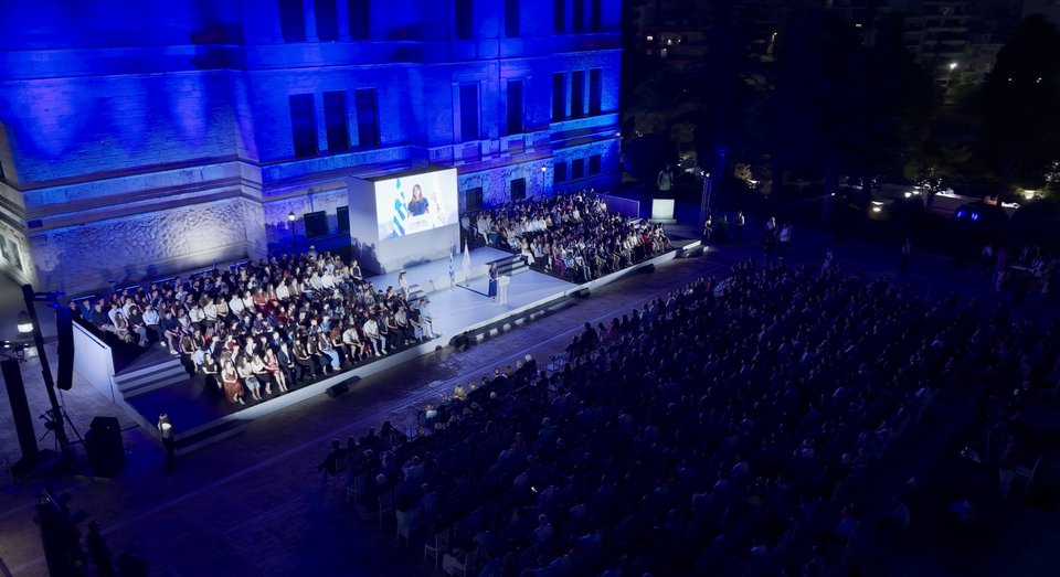 Στιγμιότυπο από την εκδήλωση της απονομής υποτροφιών της Ένωσης Ελλήνων Εφοπλιστών, για το ακαδημαϊκό έτος 2026-2027, στο πλαίσιο του προγράμματός της «ΣΥΝ- ΕΝΩΣΙΣ ΓΙΑ ΤΗΝ ΠΑΙΔΕΙΑ», την Πέμπτη 9 Ιουλίου 2026, στη Σχολή Ναυτικών Δοκίμων.