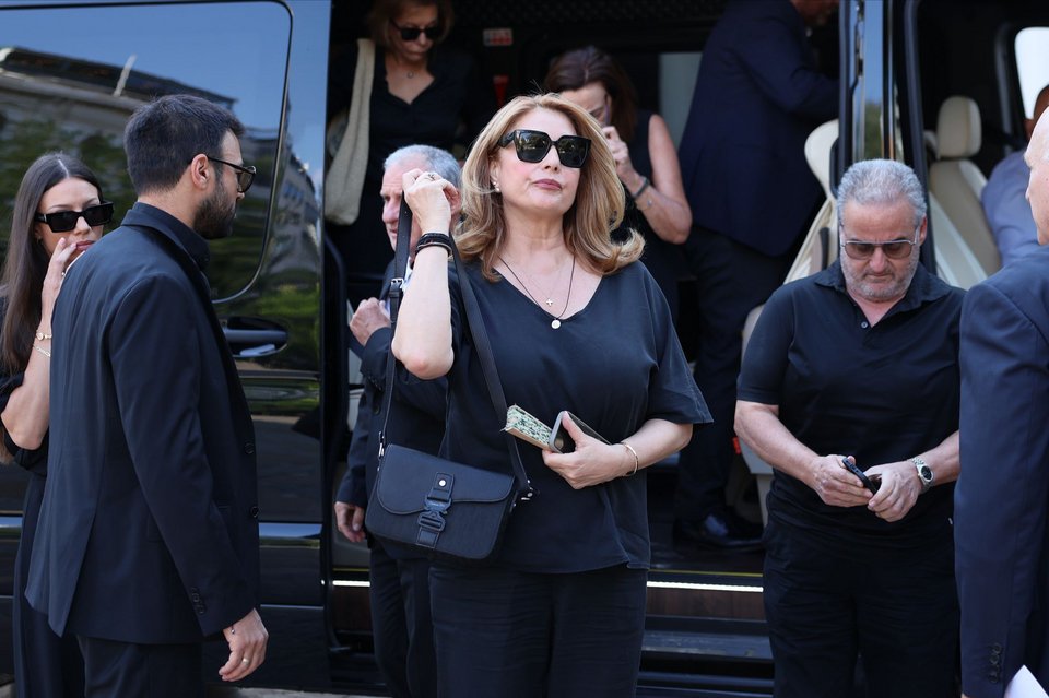 Η Άντζελα Γκερέκου και ο Ανδρέας Γεωργίου με τη σύζυγό του Σιμώνη Χριστοδούλου ήταν από τους πρώτους που έφτασαν στη Μητρόπολη Αθηνών