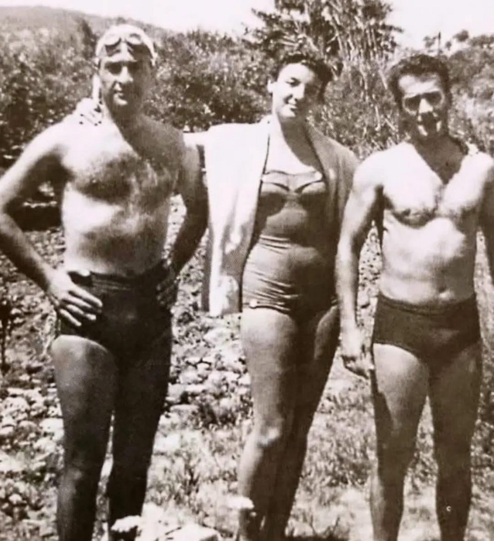 Ο Αλέκος Αλεξανδράκης, με τον ηθοποιό Βασίλη Κανάκη και την 20χρονη Μάρω Κοντού σε παραλία της Επιδαύρου, σε διάλειμμα των προβών της παράστασης «Ιππόλυτος» του Ευριπίδη, που ανέβηκε από το Εθνικό στο Αρχαίο Θέατρο της Επιδαύρου στις 11 Ιουλίου 1954 / Μάρω Κοντού Facebook