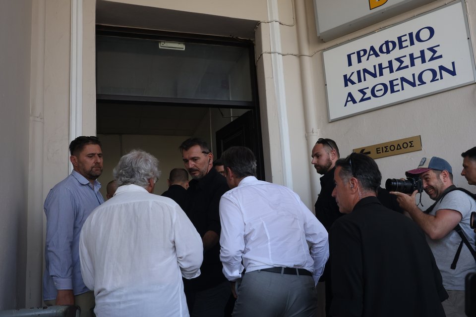 Ο πρωθυπουργός μπαίνει στο νοσοκομείο για να δει τους τραυματίες / Φωτογραφία: ΒΑΣΙΛΗΣ ΒΕΡΒΕΡΙΔΗΣ / MOTION TEAM 