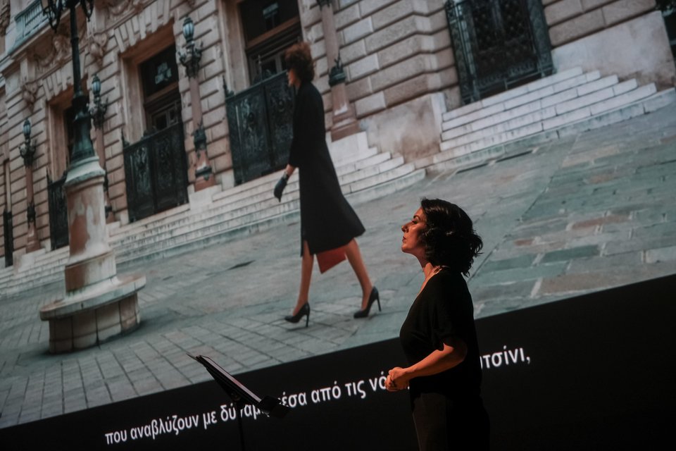 Η υψίφωνος Άννα Στυλιανάκη τραγουδά live ενώ στην οθόνη η Φανί Αρντάν μας ξεναγεί στο Παρίσι της όπερας  / Φωτογραφία: A. Simopoulos 