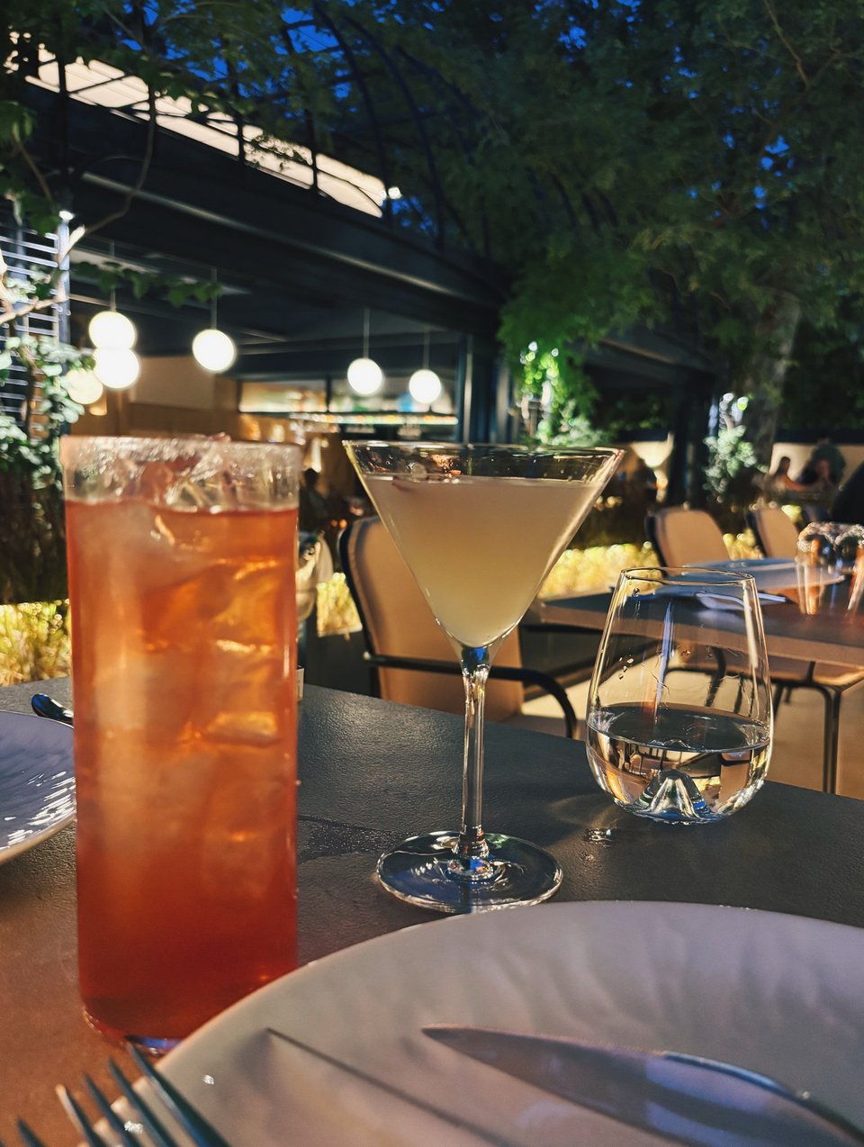 Tα signature cocktails  Salma και Dennis / Φωτογραφία: Μάνος Λειβαδάρος/iefimerida