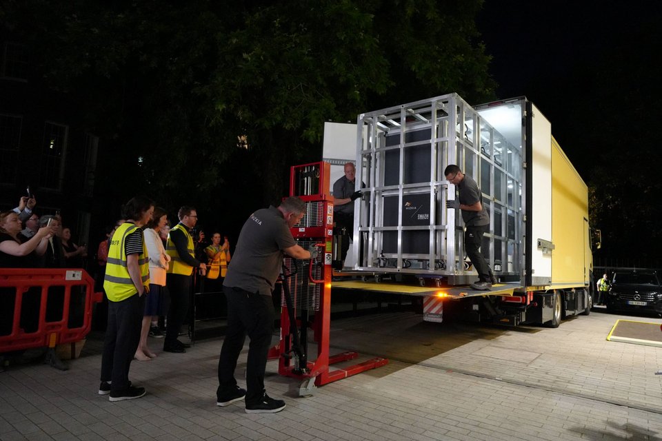  Εργάτες ξεφορτώνουν με προσοχή το ειδικό κοντέινερ που περιέχει την &nbsp;«Ταπισερί της Μπαγιέ» στο Βρετανικό Μουσείο, Λονδίνο, Παρασκευή 10 Ιουλίου 2026. (AP Photo/Kwiyeon Ha) 