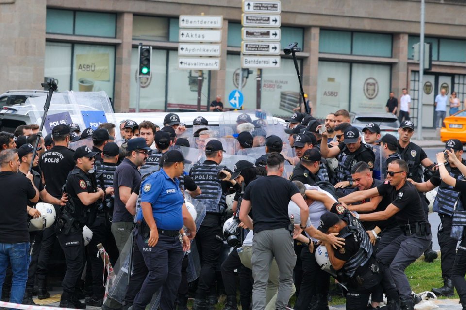 Συμπλοκή αστυνομίας – διαδηλωτών του Λαϊκού Απελευθερωτικού Κόμματος , σε διαδήλωση κατά της επερχόμενης Συνόδου Κορυφής του ΝΑΤΟ στην Άγκυρα της Τουρκίας, Κυριακή 5 Ιουλίου 2026. (AP Photo/Riza Ozel) 