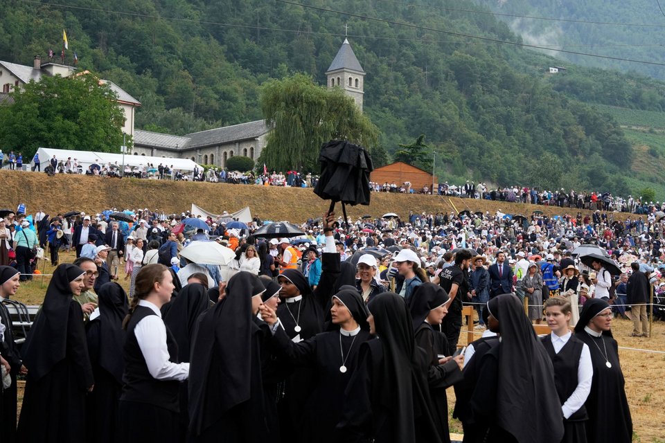Χιλιάδες πιστοί της Αδελφότητας του Αγίου Πίου Ι΄ παρακολούθησαν υπό βροχή την τελετή χειροτονίας τεσσάρων νέων επισκόπων, στην Εκόν της Ελβετίας, Τετάρτη 1 Ιουλίου 2026. (AP Photo/Baz Ratner)