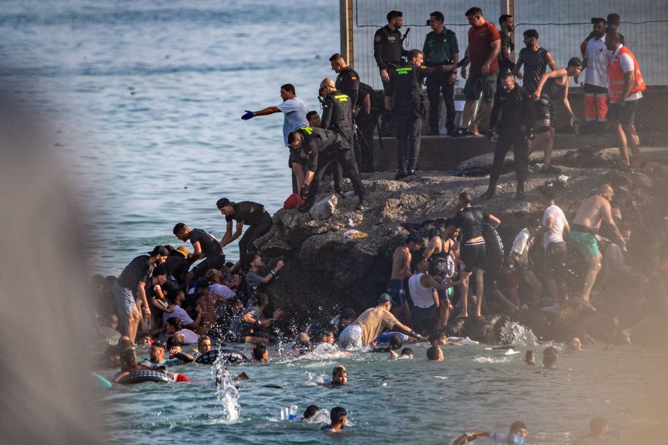 Μετανάστες περνούν από το Μαρόκο στον ισπανικό θύλακα της Θέουτα, Πέμπτη 30 Ιουλίου 2026. (AP Photo/Antonio Sempere)