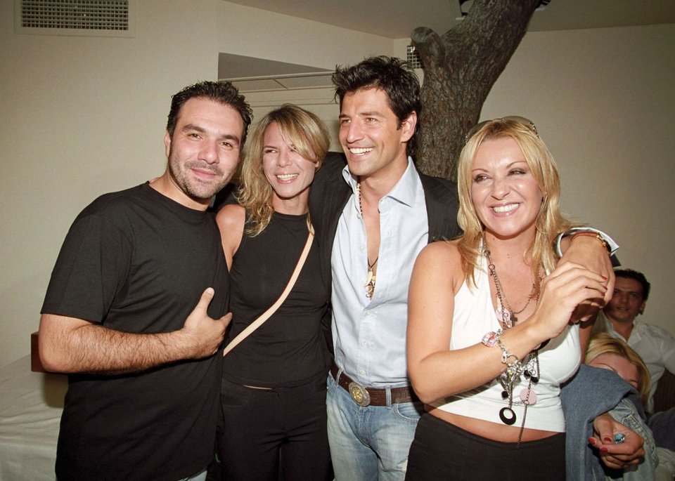 Το 2004, στην απονομή χρυσού δίσκου στον Σάκη Ρουβά, η Έλενα Κατραβά (δεύτερη από αριστερά) με τον   Γρηγόρη Αρναούτογλου και τη Ναταλία Γερμανού / NDP PHOTO