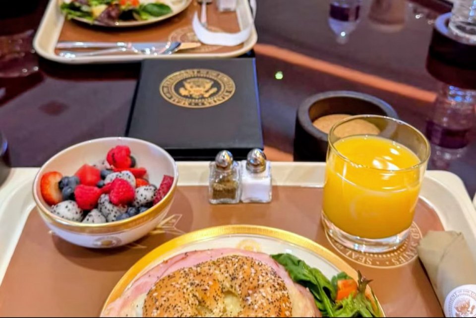 Το πρώτο γεύμα που σερβιρίστηκε στο νέο Air Force One του Τραμπ: Ένα πιάτο brunch που μοιράστηκε η Καρολάιν Λέβιτ / Φωτογραφία: Instagram @Karoline Leavitt 