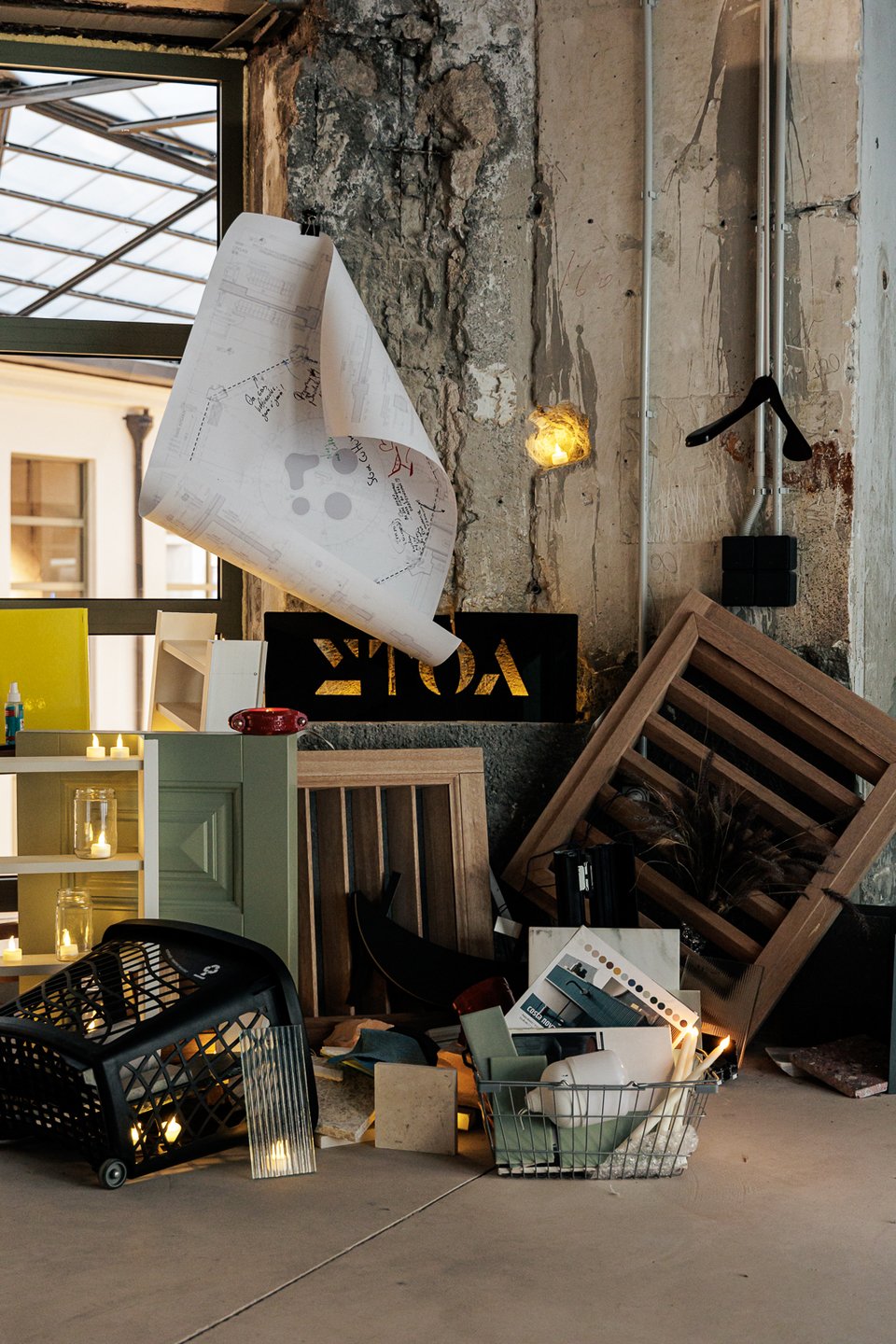 Construction από την Ergon με υλικά από την περίοδο κατασκευής της Στοάς Αρσακείου. 