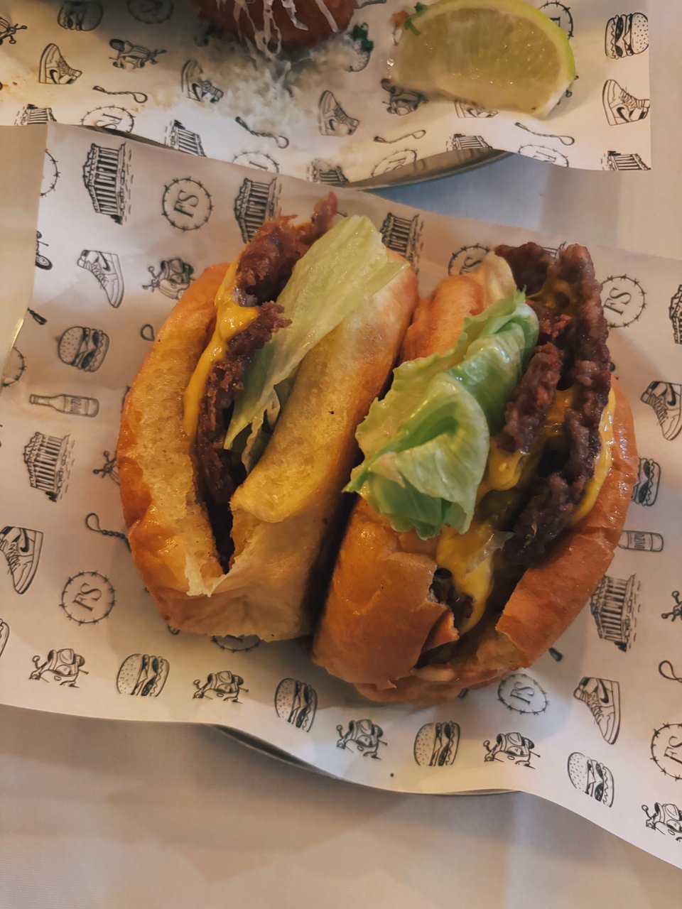 Το Yet Another Cheeseburger του F* Smashing District / Φωτογραφία: Μάνος Λειβαδάρος/iefimerida