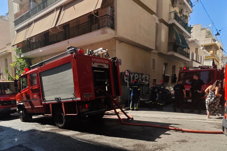 Δυνάμεις της Πυροσβεστικής επί της οδούς Σκιάθου, στα Πατήσια / Intime