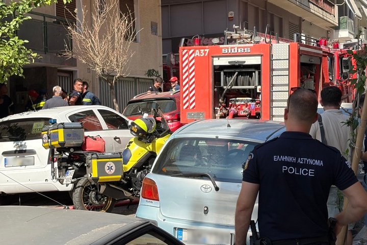 Δυνάμεις της Πυροσβεστικής επί της οδούς Σκιάθου, στα Πατήσια / Intime 