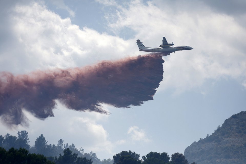 Πυροσβεστικό αεροπλάνο επιχειρεί στη νοτιοδυτική Γαλλία / EPA μέσω ΑΠΕ-ΜΠΕ