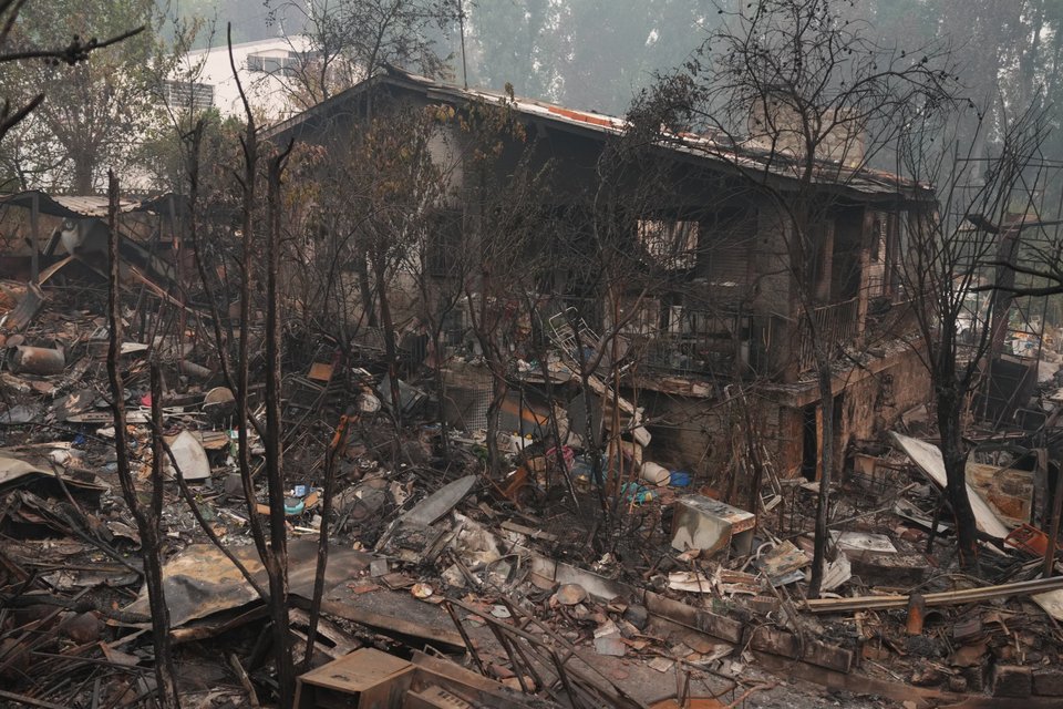 Κατεστραμμένο σπίτι από τη φωτιά στα περίχωρα της Μαδρίτης / AP Photo, Manu Fernandez