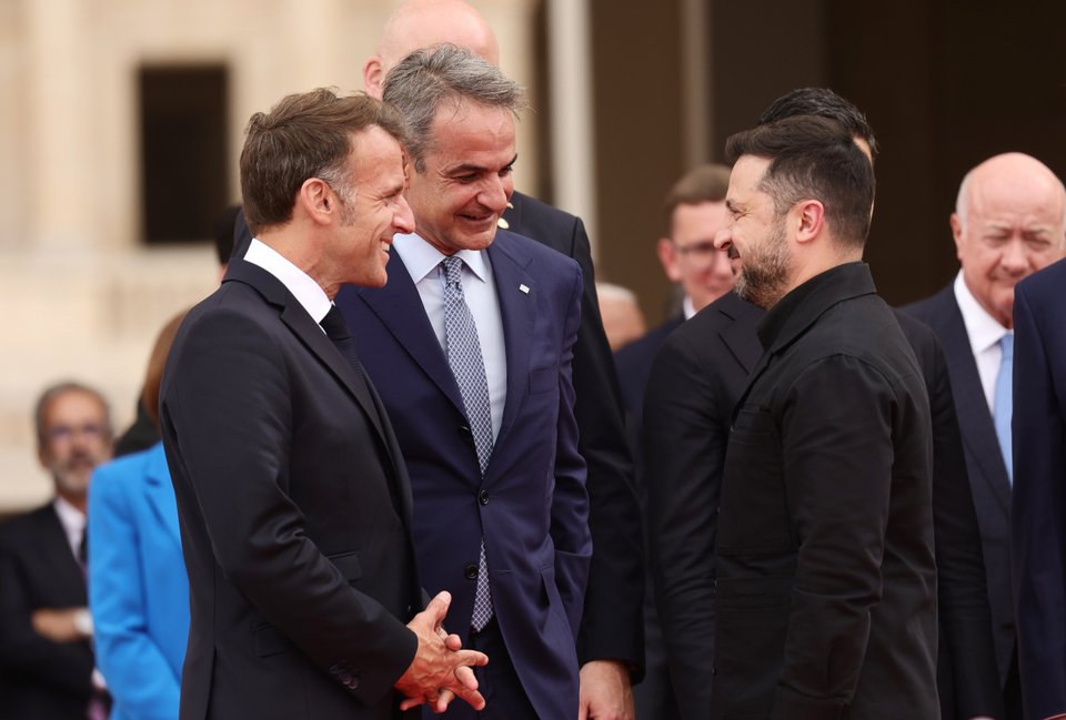 Ο Κυριάκος Μητσοτάκης με τον Εμανουέλ Μακρόν και τον Βολοντίμιρ Ζελένσκι στο Παρίσι / AP