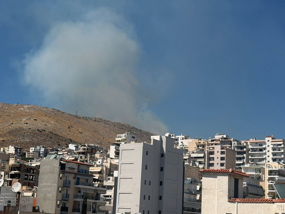 Εικόνα του καπνού από τη φωτιά στο Ποικίλο Όρος, λήψη από τη Νίκαια / Ομάδα Facebook «Πυρκαγιά Ενημέρωση»